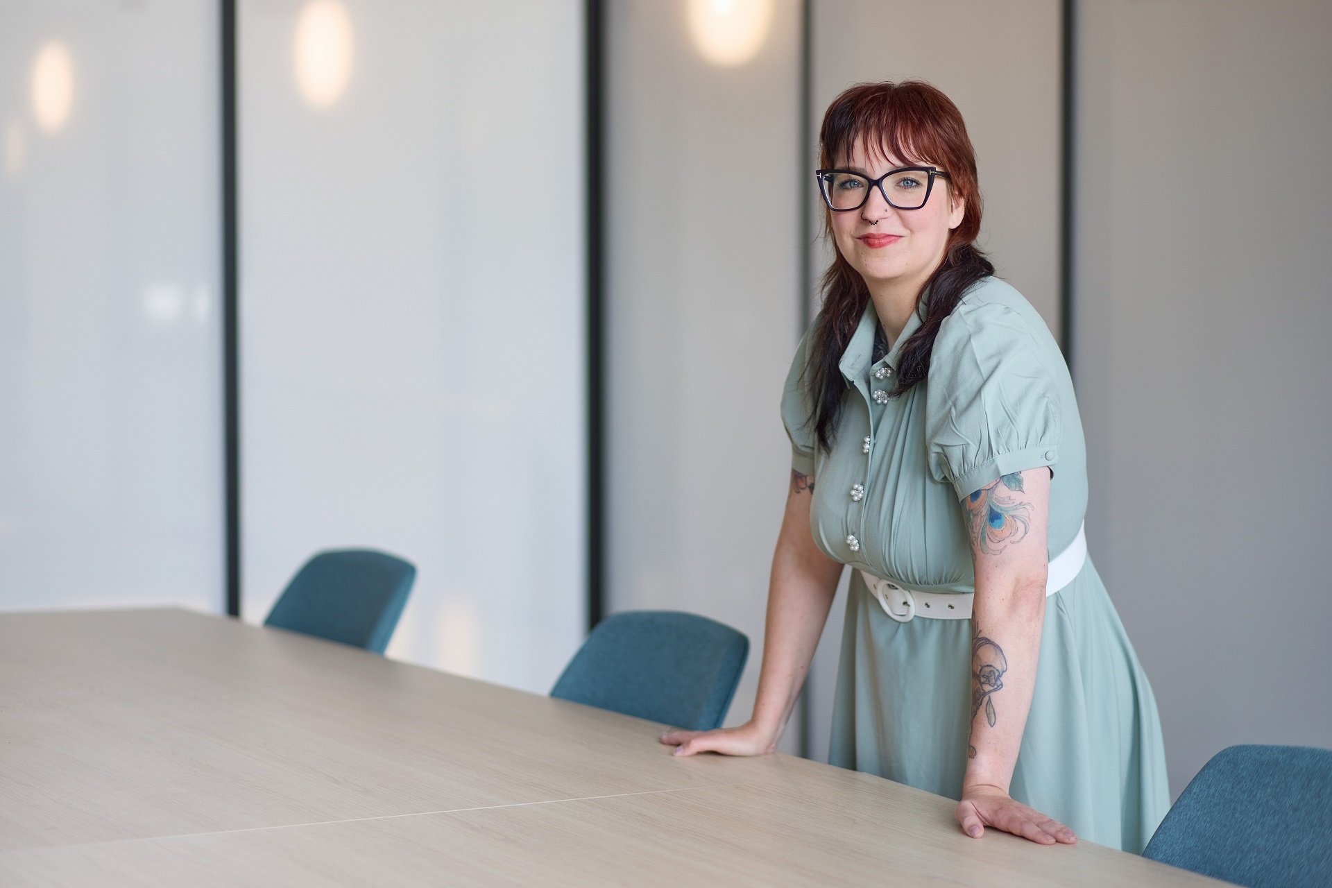 Eine Frau an einem Tisch Eine Frau an einem Tisch