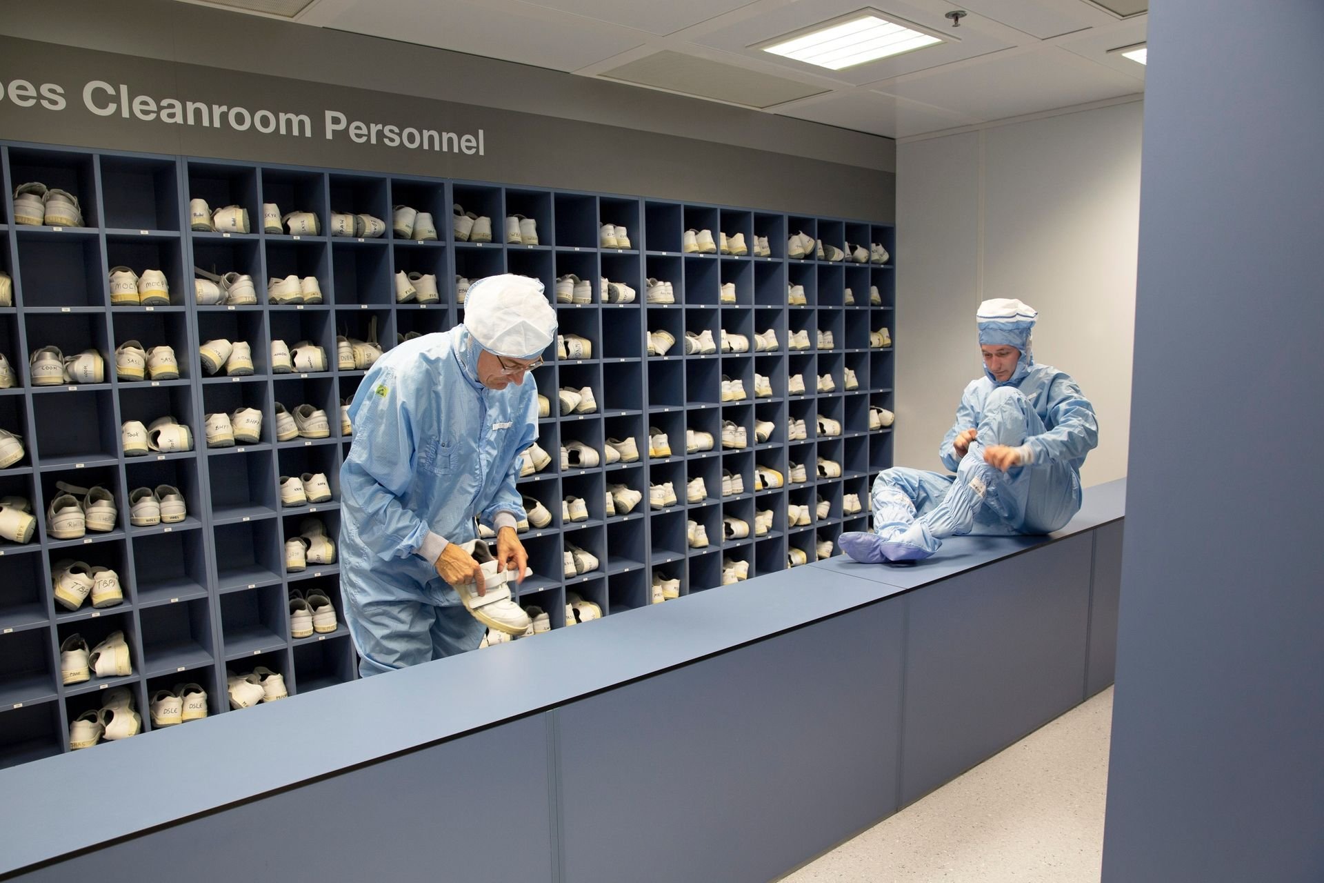 DUV gowning area DUV gowning area