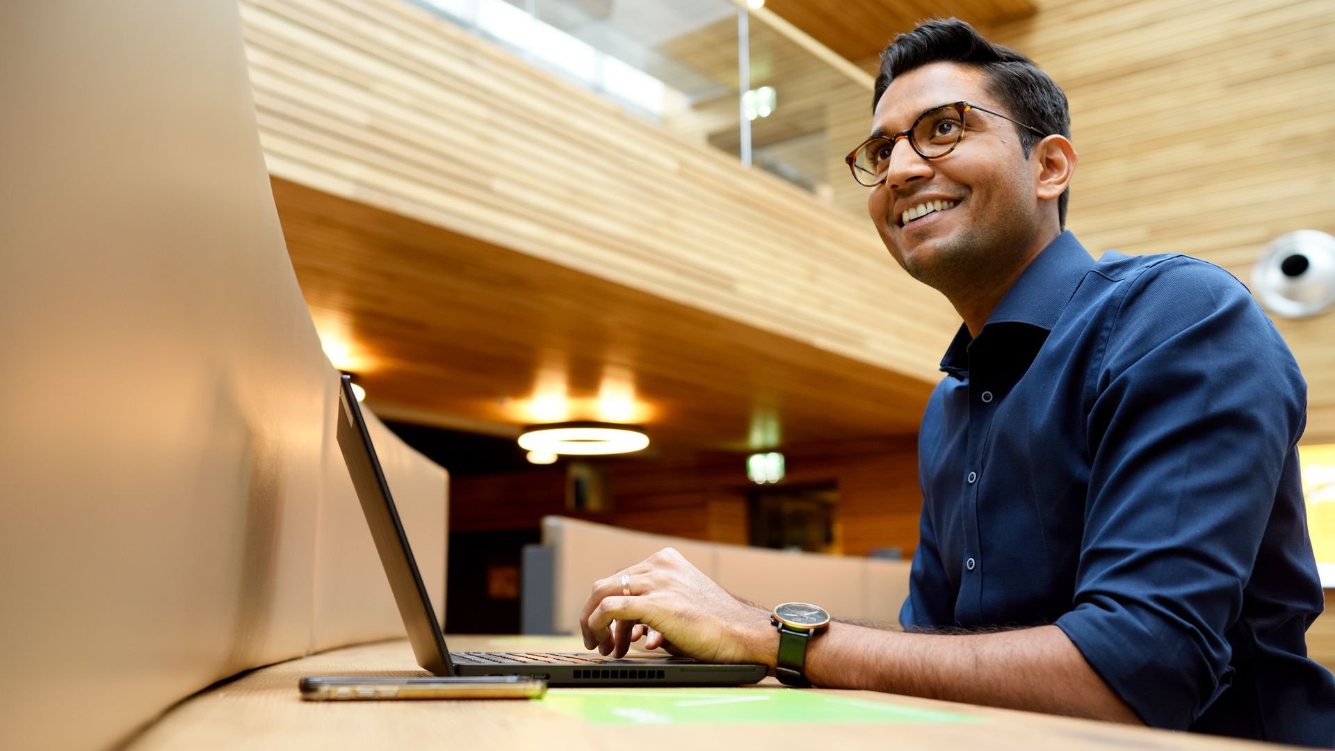 ASML employee working at his laptop in the Veldhoven plaza