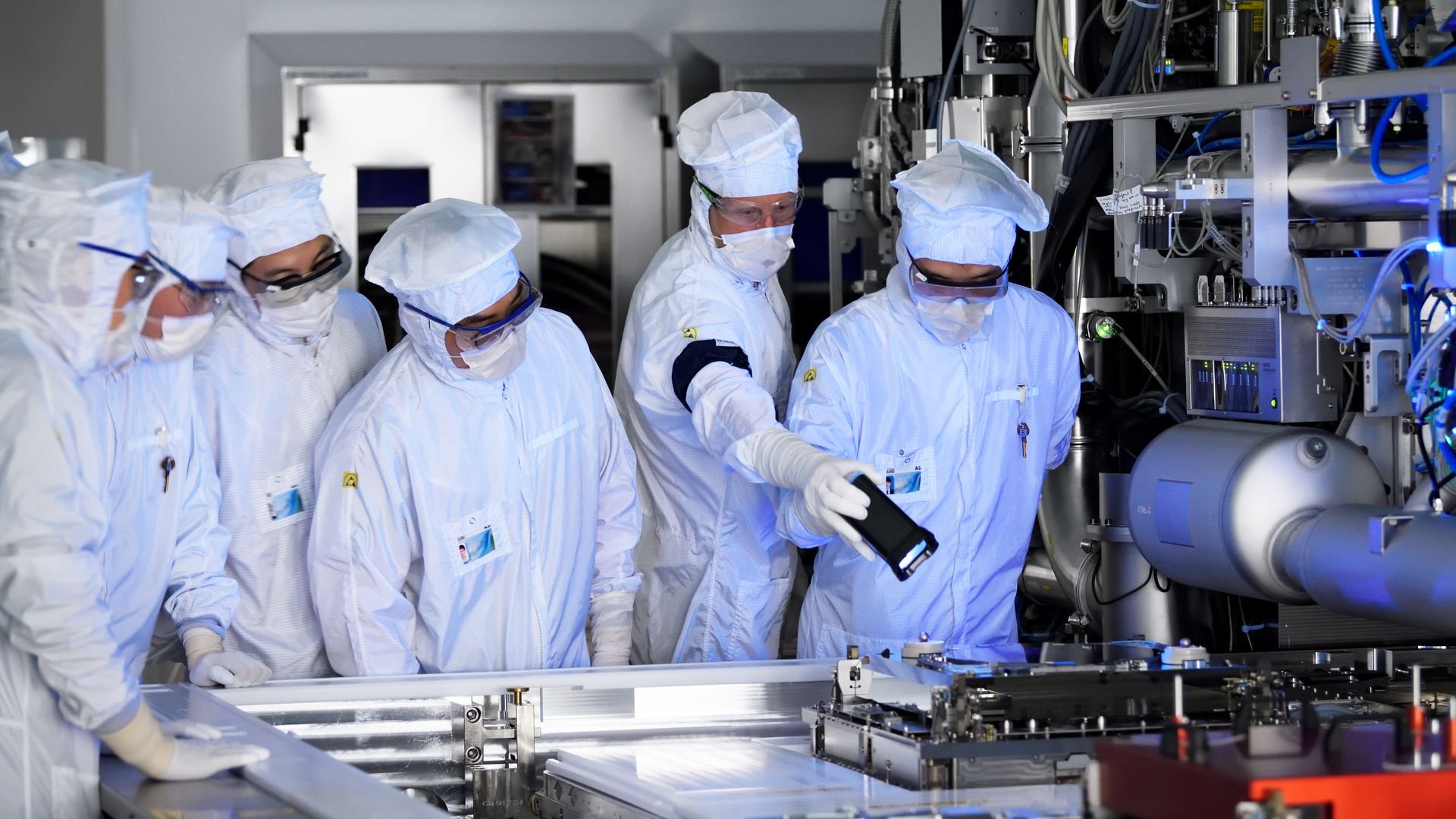 EUV trainer explaining to trainees_48558 EUV trainer explaining to trainees_48558