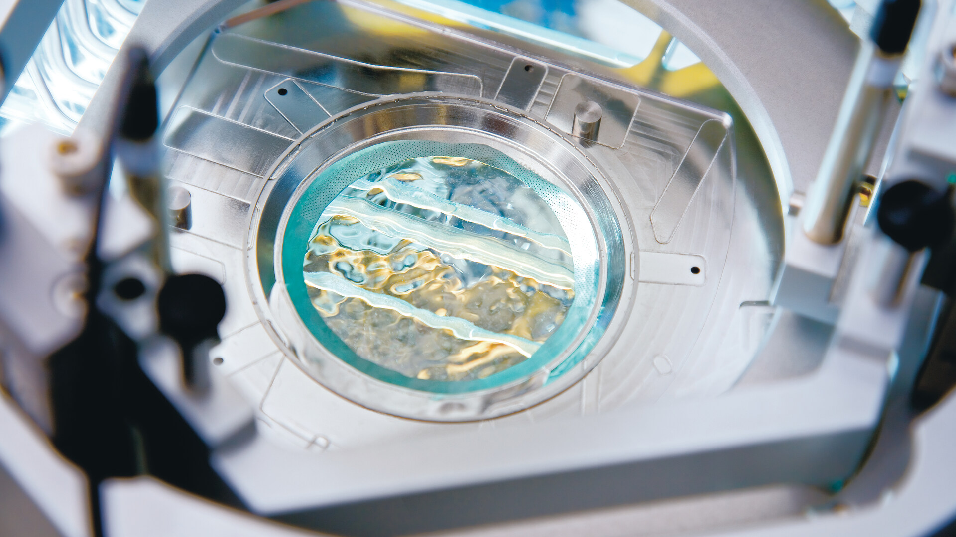 A close-up picture of a layer of water between our lithography system’s optics and a silicon wafer.