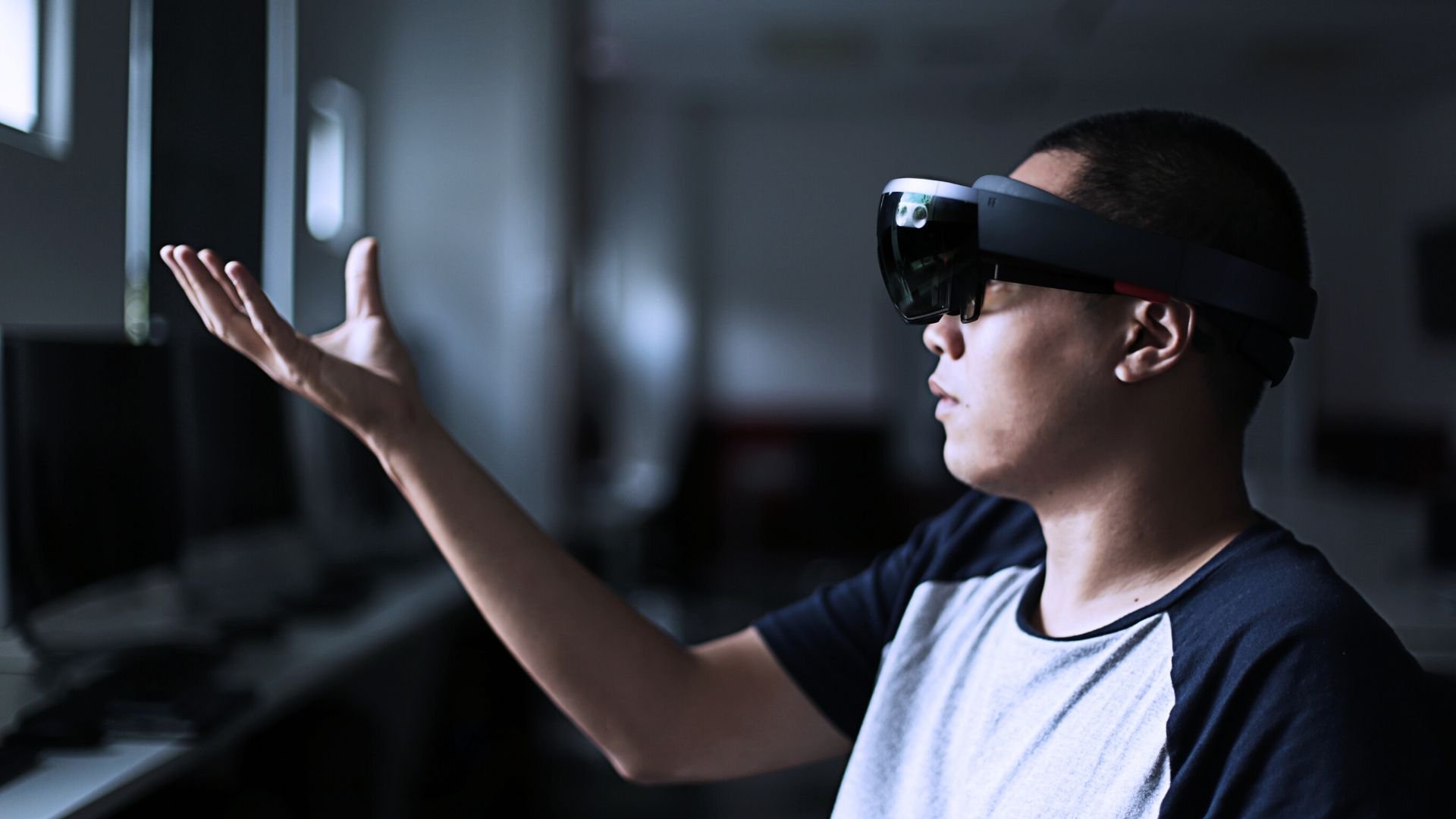 A man uses a Microsoft HoloLens in mixed reality.