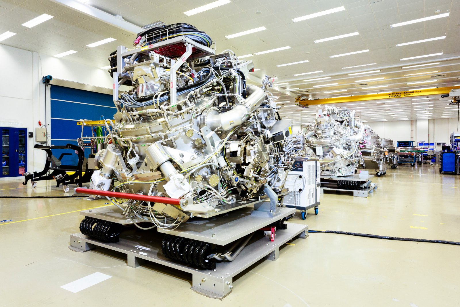 The EUV source vessel from the outside, before being integrated into the EUV lithography system. The EUV source vessel from the outside, before being integrated into the EUV lithography system.