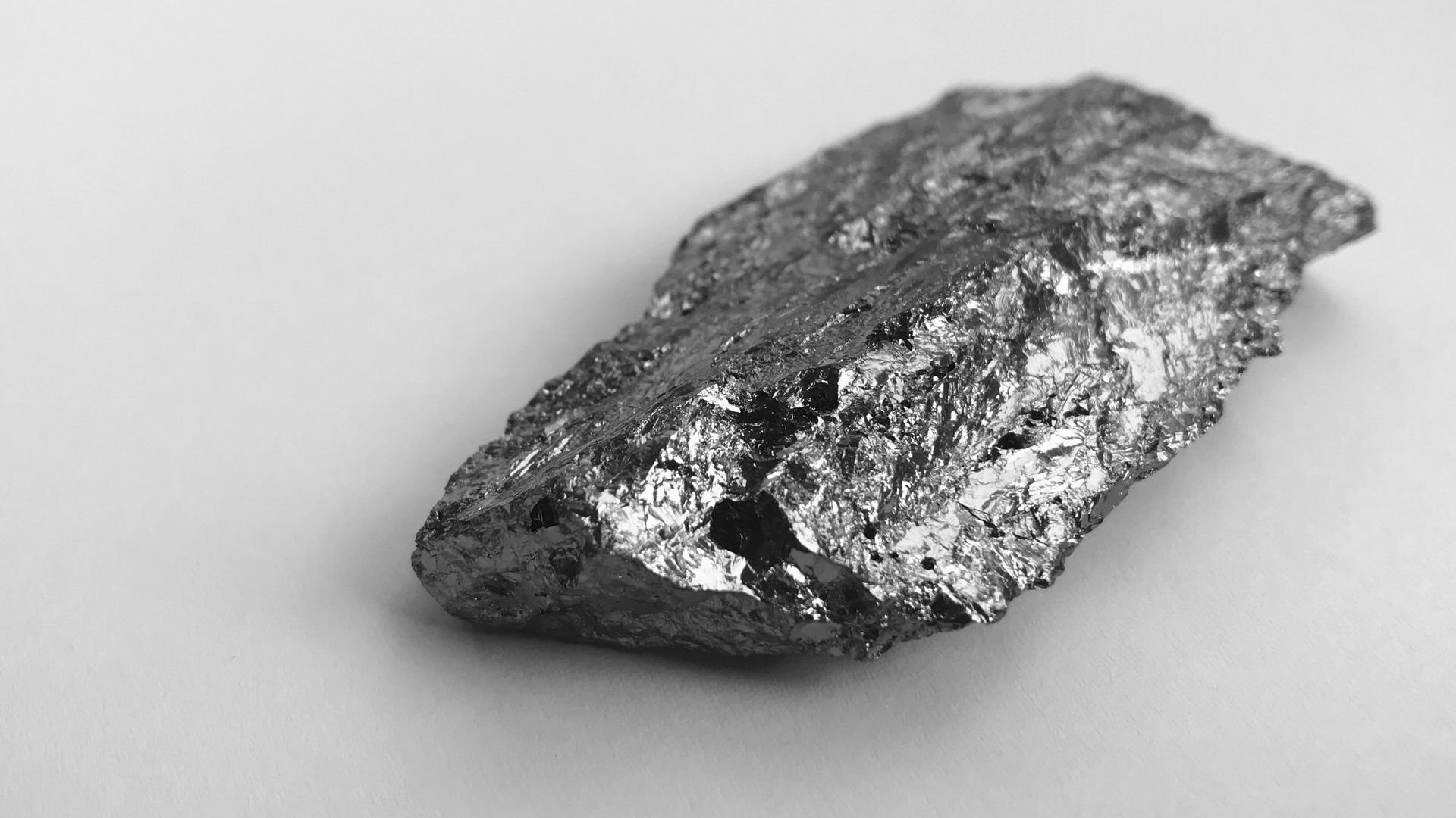 Silicon oxide rock sitting on flat surface