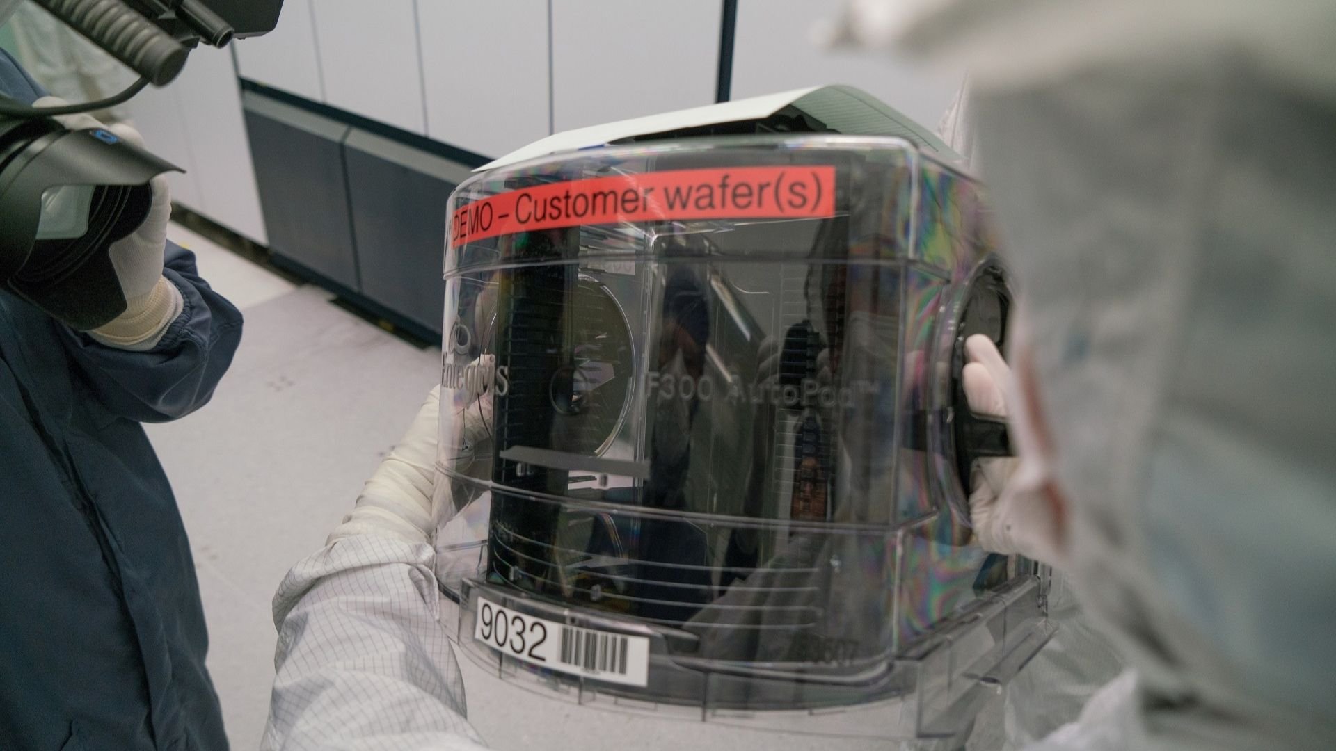 The wafer inside a FOUP (Front Opening Unified Pod, the industry standard for wafer transport) that ASML used to create its record-breaking world's smallest advertisement. The wafer inside a FOUP (Front Opening Unified Pod, the industry standard for wafer transport) that ASML used to create its record-breaking world's smallest advertisement.