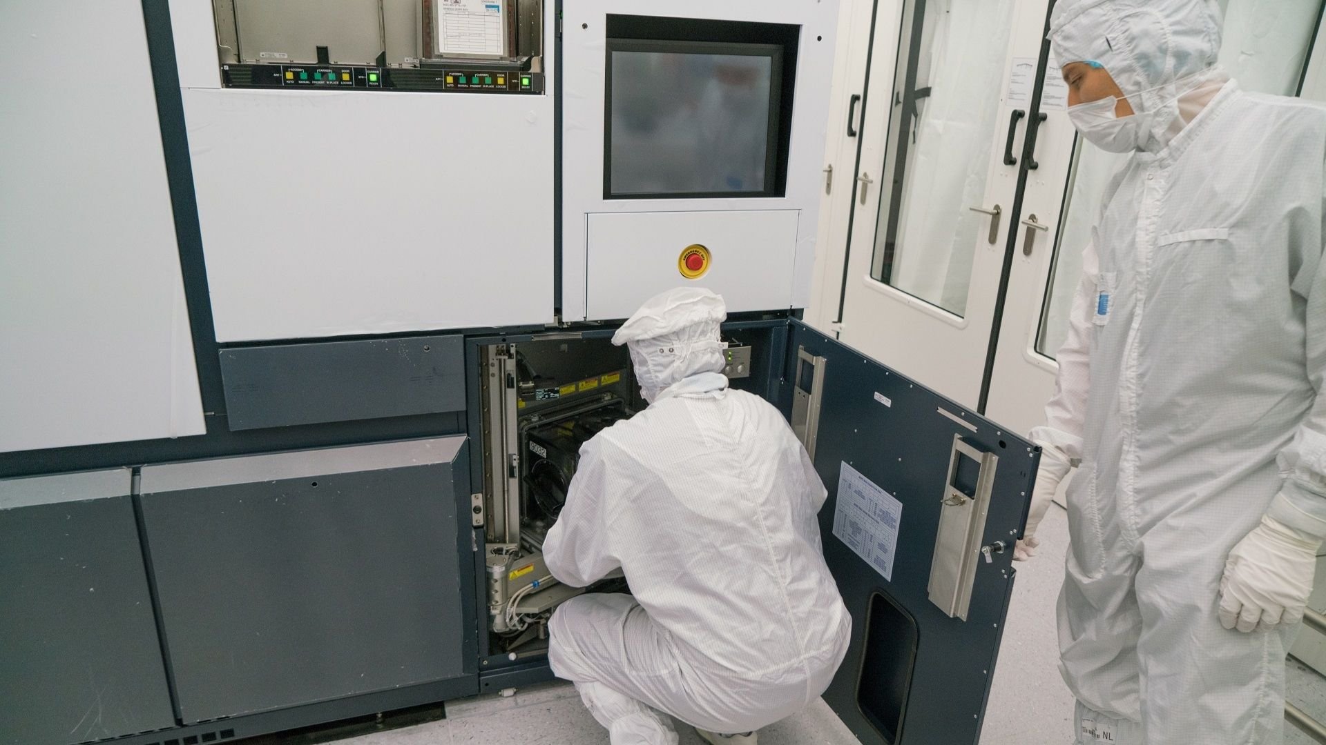 The wafer containing ASML's Guiness World Record-breaking smallest advertisement being placed into a TWINSCAN NXT:1970Ci lithography machine. The wafer containing ASML's Guiness World Record-breaking smallest advertisement being placed into a TWINSCAN NXT:1970Ci lithography machine.