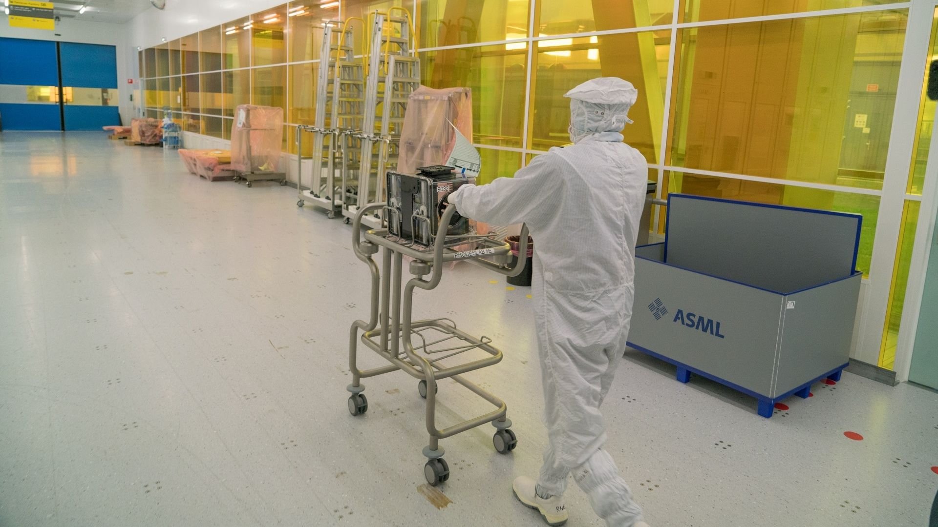 A wafer being transported inside a FOUP (Front Opening Unified Pod) in ASML's cleanroom in Veldhoven, the Netherlands. A wafer being transported inside a FOUP (Front Opening Unified Pod) in ASML's cleanroom in Veldhoven, the Netherlands.