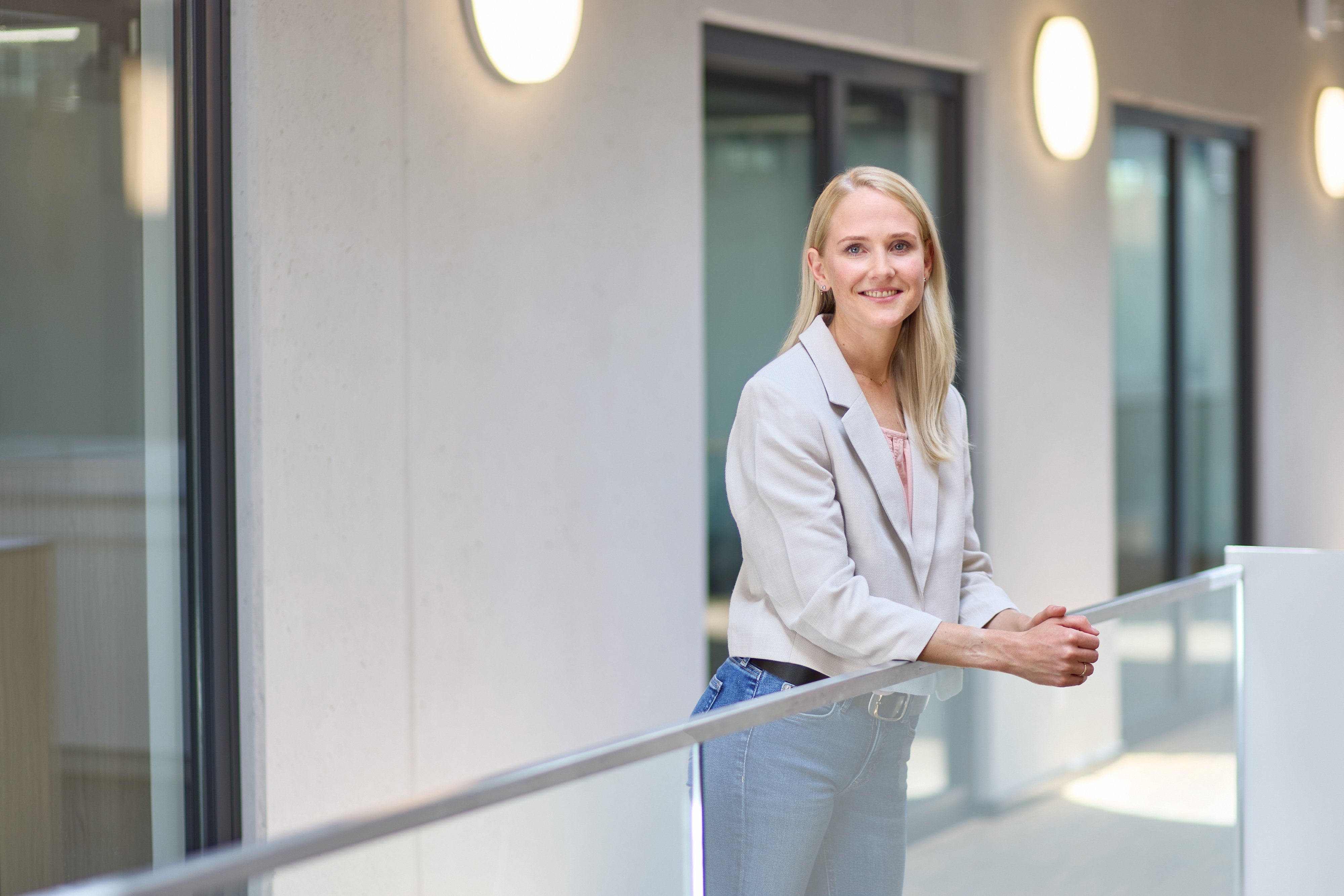 Eine Frau steht an einem Geländer Eine Frau steht an einem Geländer