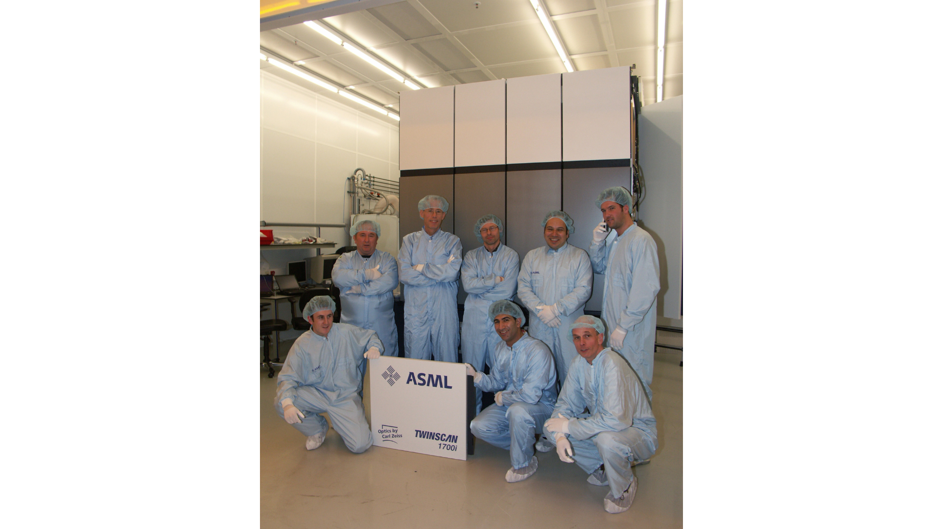 A team of engineers celebrate the release of the TWINSCAN XT:1700i – the first volume production machine for immersion.